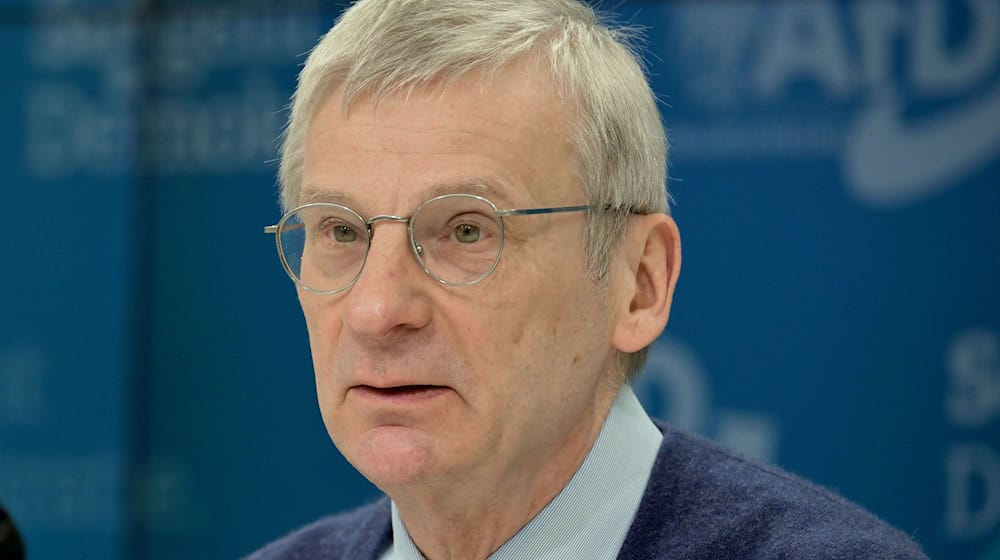 Brandenburgs AfD-Fraktionsvorsitzender Hans-Christoph Berndt spricht sich gegen die automatische Änderung der Diäten aus (Archivbild). / Foto: Michael Bahlo/dpa