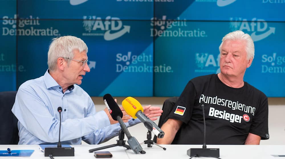 Brandenburgs AfD-Fraktionschef Hans-Christoph Berndt sieht die Meinungsfreiheit nach dem Urteil zum rechtsextremen Magazin «Compact» wie dessen Chefredakteur Jürgen Elsässer gestärkt.  / Foto: Christophe Gateau/dpa