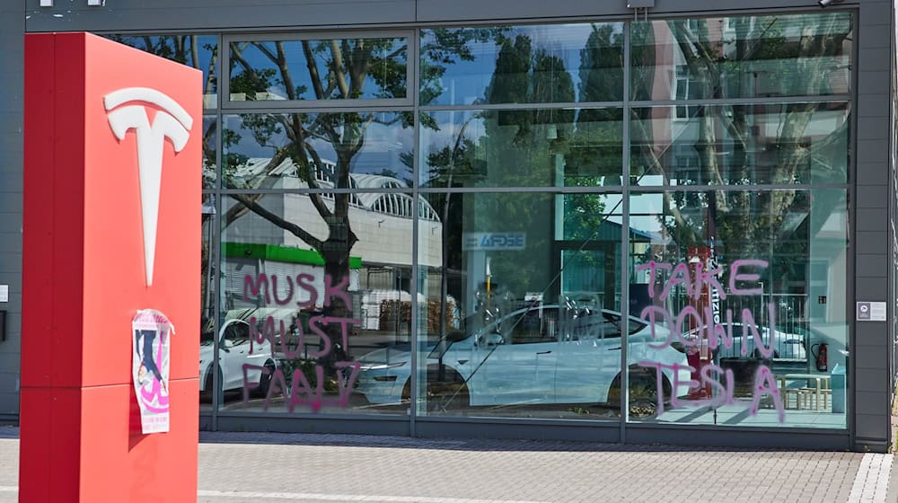 Kritiker von Tesla-Chef Elon Musk haben Farbe auf einen Verkaufsladen von Tesla in Berlin gesprüht. / Foto: Jörg Carstensen/dpa