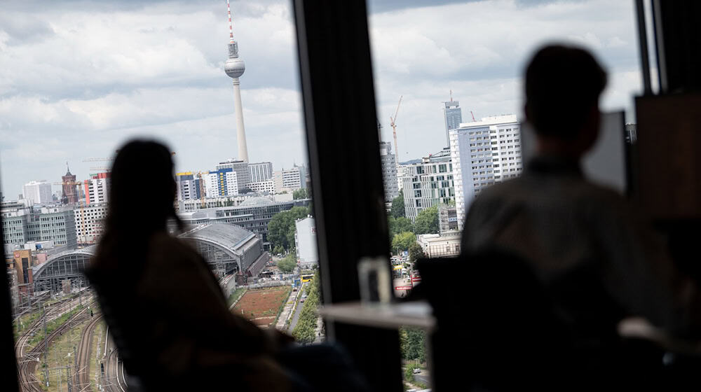 Der US-Konzern Amazon ist in den erst kürzlich eröffneten East Side Tower an der Warschauer Straße gezogen.  / Foto: Fabian Sommer/dpa