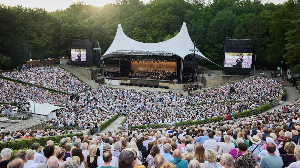 Tausende genossen den Saisonabschluss der Philharmoniker in der Waldbühne. / Foto: Jörg Carstensen/dpa