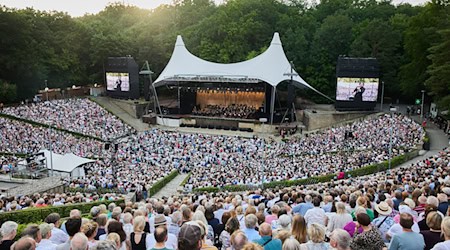 Tausende genossen den Saisonabschluss der Philharmoniker in der Waldbühne. / Foto: Jörg Carstensen/dpa