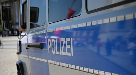 Polizisten haben einen jungen Mann überwältigt, der einen Mann mit Davidstern bedrohte. (Symbolbild) / Foto: Malin Wunderlich/dpa
