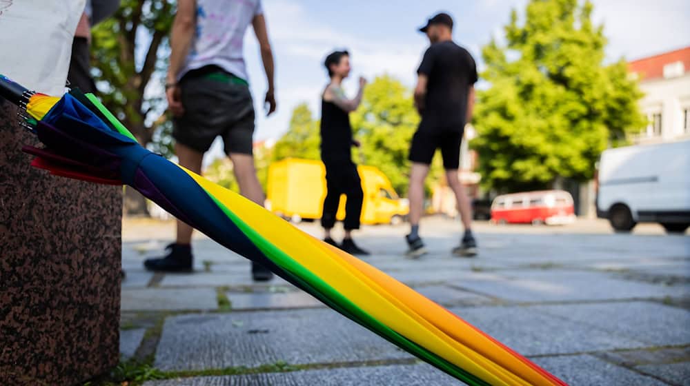Am Sonntag wurde eine Kundgebung gegen rechts von Unbekannten angegriffen.  / Foto: Christoph Soeder/dpa