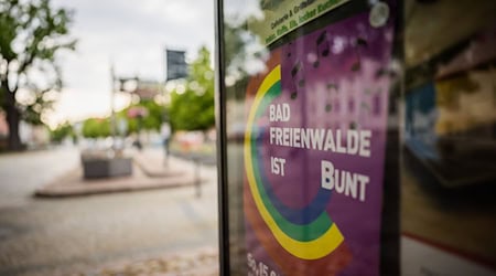 Vermummte griffen in Bad Freienwalde ein Fest gegen Hass und Hetze an.  / Foto: Christoph Soeder/dpa