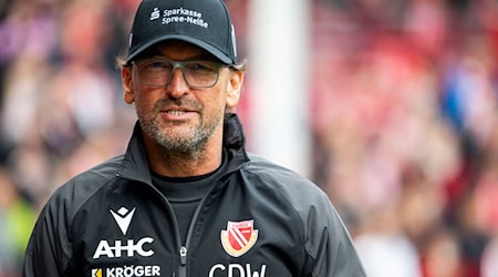  Energie-Coach Claus-Dieter Wollitz kann mit Cottbus für die 3. Liga planen / Foto: Julius Frick/dpa