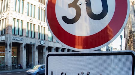 An vielen Berliner Hauptstraßen soll Tempo 30 wieder aufgehoben werden. (Archivbild) / Foto: Paul Zinken/dpa