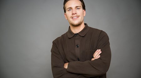 Der Neu-Bachelor Felix Stein kommt aus Berlin - hält die Stadt aber nicht für ideal, um die neue Traumfrau zu finden. / Foto: Henning Kaiser/dpa