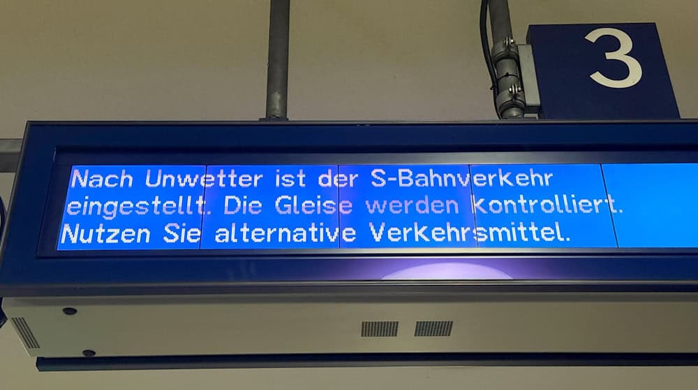 Die Berliner S-Bahn hatte aufgrund des Unwetters am Donnerstagabend den Betrieb vollständig eingestellt. / Foto: Paul Zinken/dpa