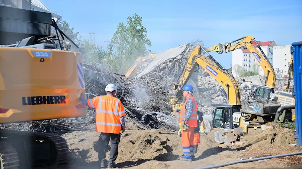 Die einsturzgefährdete Ringbahnbrücke an der A100 im Westen Berlins musste abgerissen werden. (Archivfoto) / Foto: Sebastian Christoph Gollnow/dpa