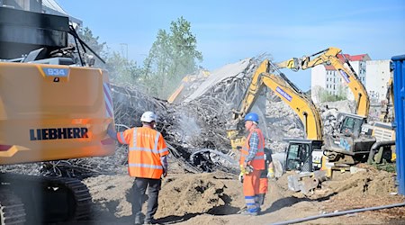 Die einsturzgefährdete Ringbahnbrücke an der A100 im Westen Berlins musste abgerissen werden. (Archivfoto) / Foto: Sebastian Christoph Gollnow/dpa
