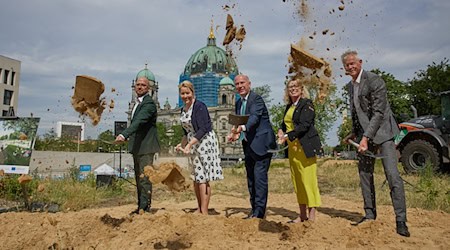 Erster Spatenstich für die Bauarbeiten am Marx-Engels-Forum: Bezirksstadtrat Christopher Schriner, Wirtschaftssenatorin Franziska Giffey (SPD), der Regierende B, ürgermeister Kai Wegner, Verkehrssenatorin Ute Bonde (beide CDU) und der Geschäftsführer von Grün Berlin, Christoph Schmidt, waren dabei.  / Foto: Jörg Carstensen/dpa
