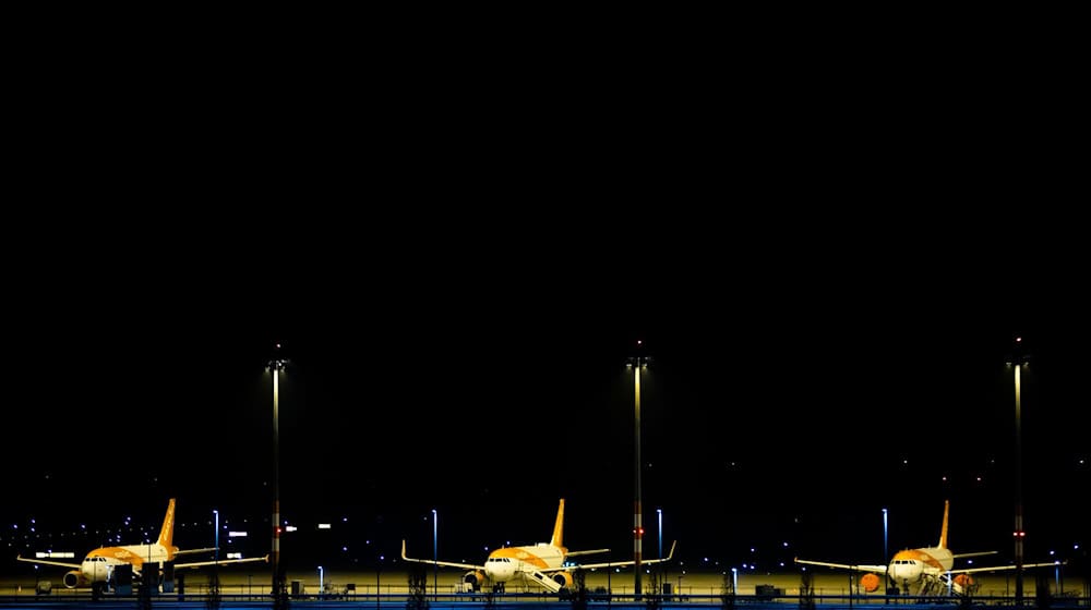 Wenn der Flugbetrieb am BER nachts eingestellt wird, lässt sich mit moderner Beleuchtung Energie sparen. (Archivbild) / Foto: Christoph Soeder/dpa