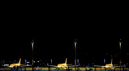 Wenn der Flugbetrieb am BER nachts eingestellt wird, lässt sich mit moderner Beleuchtung Energie sparen. (Archivbild) / Foto: Christoph Soeder/dpa