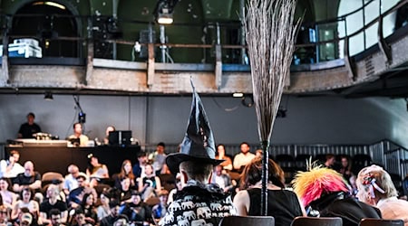 Viele Künstlerinnen und Künstler der diesjährigen Berlin Biennale kamen zur Programmvorstellung. / Foto: Jens Kalaene/dpa
