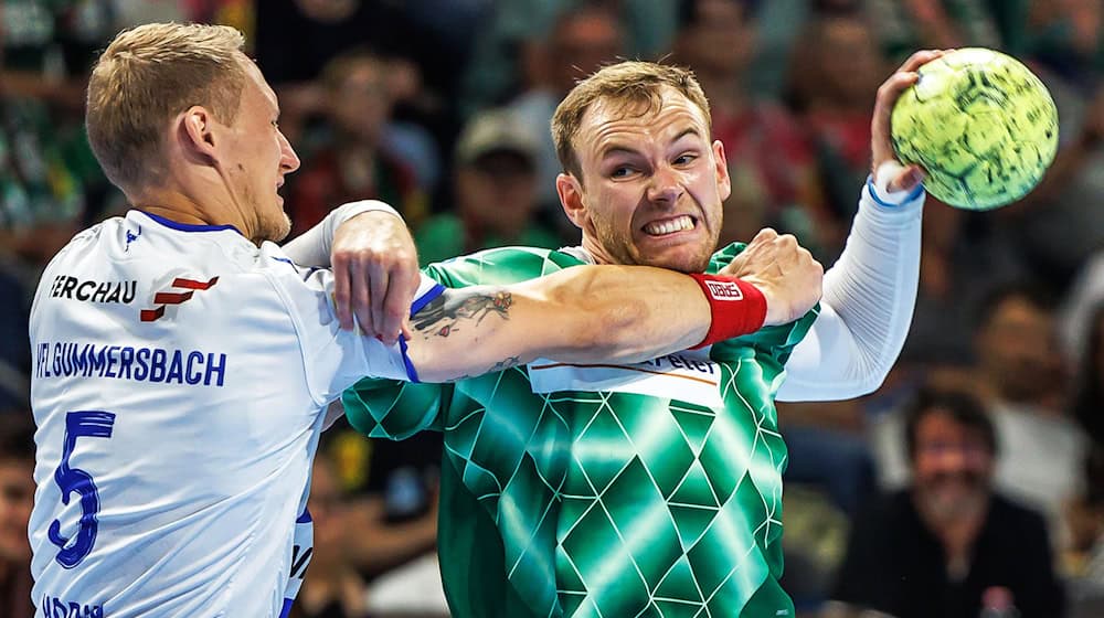 Welthandballer Mathias Gidsel wirft die Füchse Berlin erneut zum Sieg.  / Foto: Andreas Gora/dpa