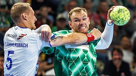 Welthandballer Mathias Gidsel wirft die Füchse Berlin erneut zum Sieg.  / Foto: Andreas Gora/dpa