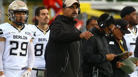 Thunder-Trainer Jag Bal (Mitte) / Foto: Michael Hundt/dpa