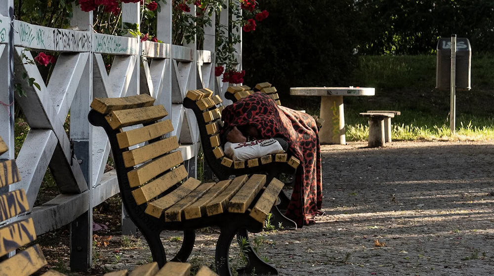 Obdachlose sind der Hitze oft hilflos ausgeliefert. (Symbolbild) / Foto: Paul Zinken/dpa