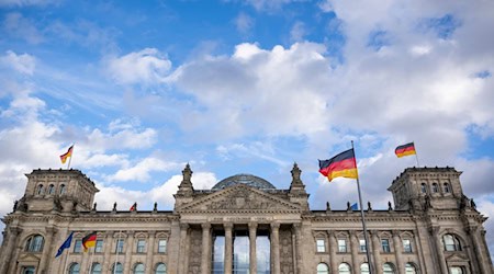 Aktivisten versuchen vergeblich, die Tiefgarage des Bundestags zu blockieren. (Archivbild) / Foto: Monika Skolimowska/dpa