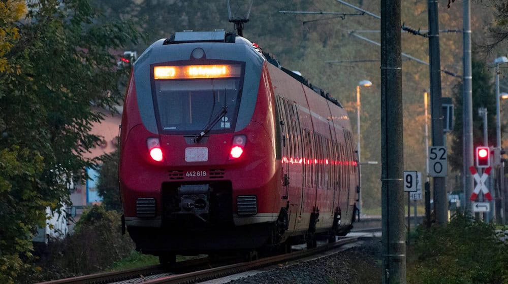 Zwischenzeitlich ersetzen Busse die ausgefallenen Züge auf der Strecke zwischen Berlin und Cottbus. (Symbolbild) / Foto: Soeren Stache/dpa-Zentralbild/dpa