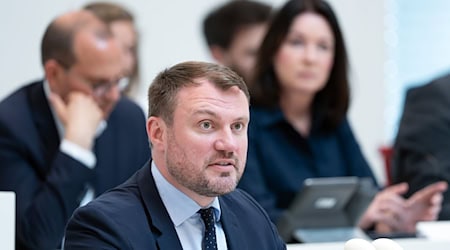 Brandenburgs Wirtschaftsminister Daniel Keller (SPD) sieht das Land bei der Senkung klimaschädlicher Gase weit vorn (Archivbild). / Foto: Soeren Stache/dpa
