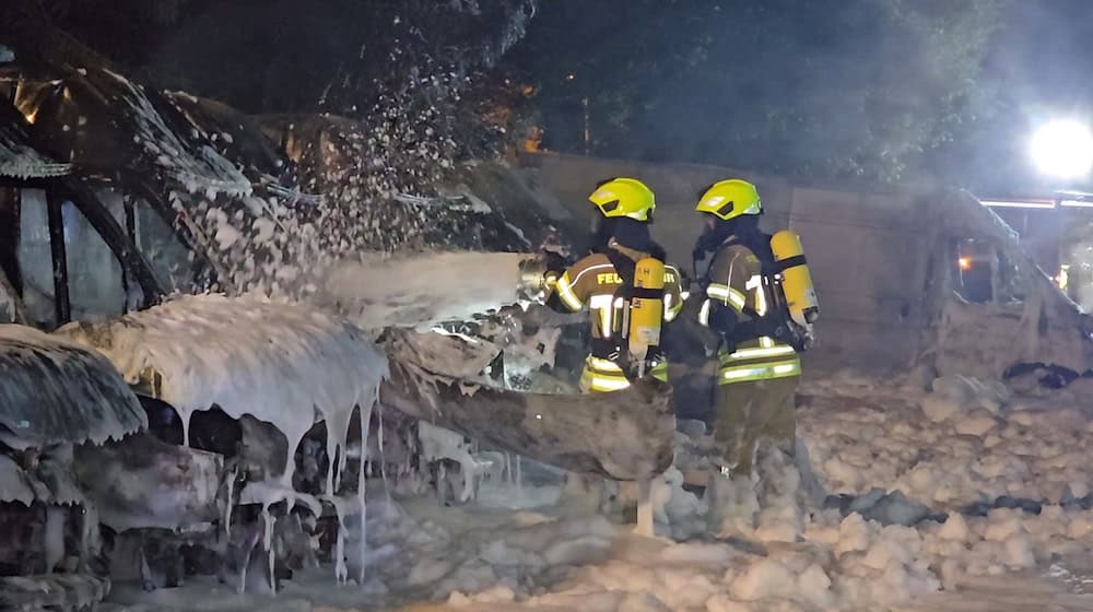 Als die Feuerwehr eintrifft, brannten viele Wagen des Fuhrparks bereits lichterloh. / Foto: Cevin Dettlaff/dpa