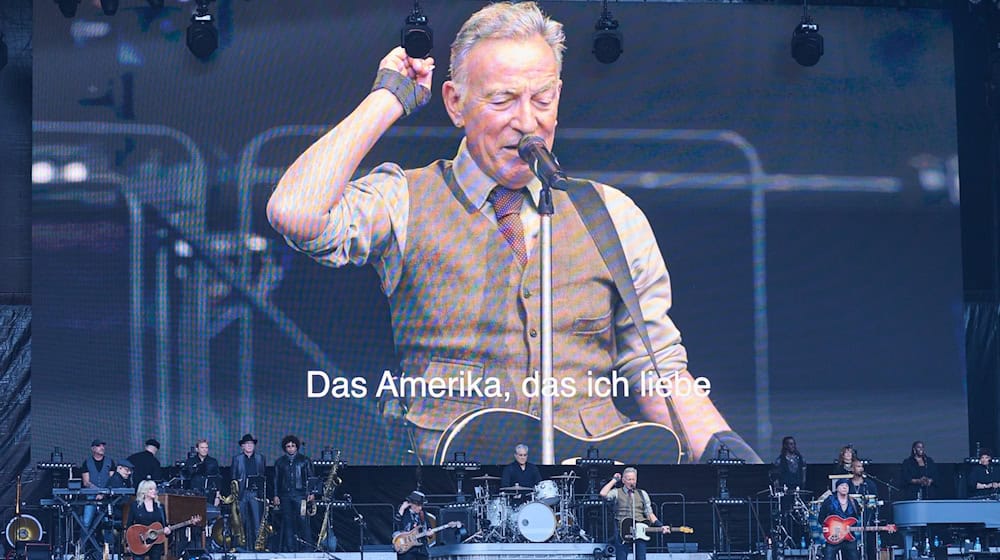 Bruce Springsteen spielte im Olympiastadion in Berlin - und hatte auch eine politische Botschaft. / Foto: Annette Riedl/dpa