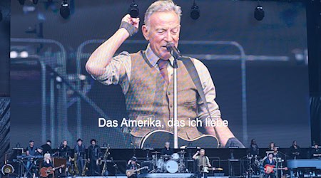 Bruce Springsteen spielte im Olympiastadion in Berlin - und hatte auch eine politische Botschaft. / Foto: Annette Riedl/dpa