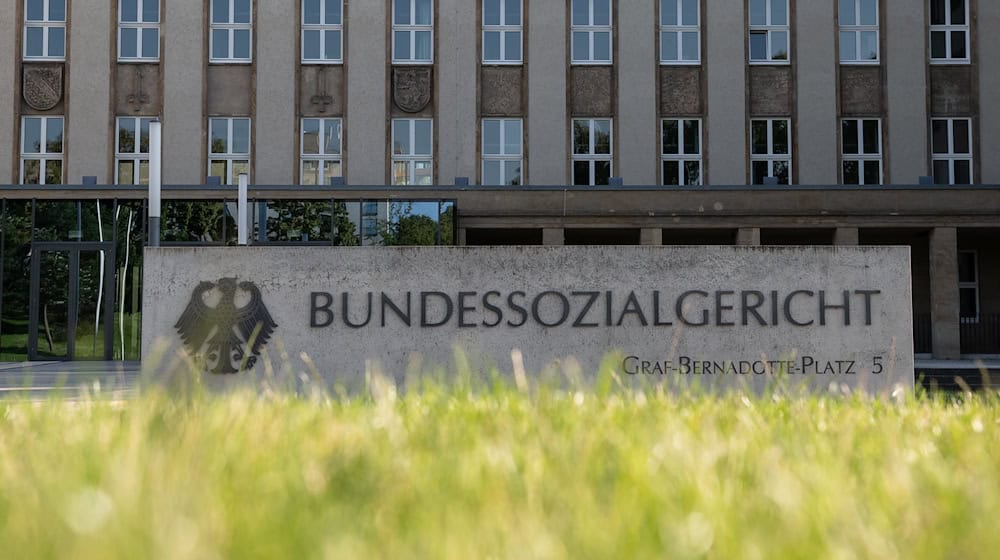 Laut einer Gerichtsentscheidung kann eine Patientin beim Sturz von der Toilette in einem Krankenhaus unfallversichert sein. (Archivbild) / Foto: Swen Pförtner/dpa