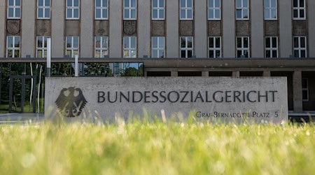 Laut einer Gerichtsentscheidung kann eine Patientin beim Sturz von der Toilette in einem Krankenhaus unfallversichert sein. (Archivbild) / Foto: Swen Pförtner/dpa