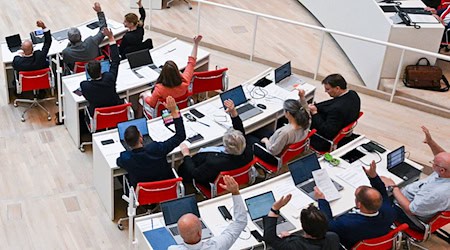 Der Brandenburger BSW-Landtagsabgeordnete Sven Hornauf hat - anders als die übrige SPD/BSW-Koalition - bei der Entscheidung über den Haushalt nicht mit Ja gestimmt.  / Foto: Jens Kalaene/dpa