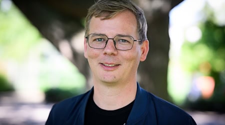Der Brandenburger Linke-Landeschef Sebastian Walter warnt vor Kürzungen im Sozialbereich (Archivbild). / Foto: Bernd von Jutrczenka/dpa