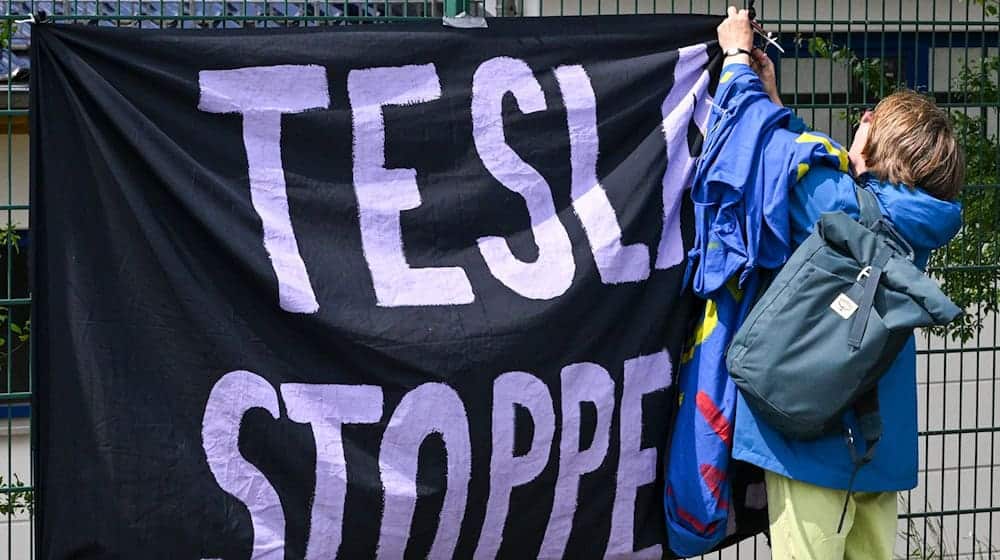 Kritiker des US-Elektroautoherstellers Tesla haben gegen die Autofabrik in Grünheide protestiert.  / Foto: Jens Kalaene/dpa