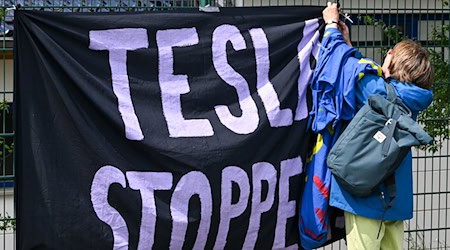 Kritiker des US-Elektroautoherstellers Tesla haben gegen die Autofabrik in Grünheide protestiert.  / Foto: Jens Kalaene/dpa
