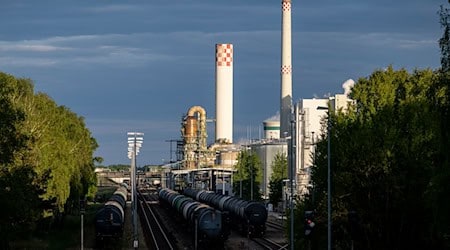Die Zukunft der Industrieanlage ist seit drei Jahren mit Unsicherheit verbunden. (Archivbild) / Foto: Fabian Sommer/dpa