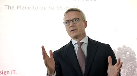 Bundesdigitalminister Karsten Wildberger (CDU) will eine stärkere Rolle für Deutschland im Wettbewerb um KI.  / Foto: Michael Bahlo/dpa