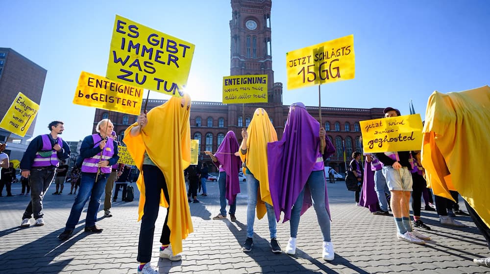 Wie es mit der Forderung nach Vergesellschaftung von großen Wohnungsunternehmen weitergeht, ist offen. (Foto - Archiv) / Foto: Bernd von Jutrczenka/dpa