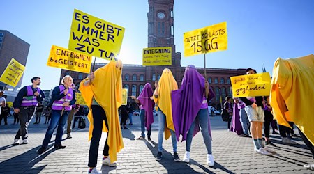 Wie es mit der Forderung nach Vergesellschaftung von großen Wohnungsunternehmen weitergeht, ist offen. (Foto - Archiv) / Foto: Bernd von Jutrczenka/dpa