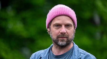 «Den ganzen Berg an Geröll umarmen», rät der Schauspieler und Musiker Christoph Letkowski bei seelischen Krisen. / Foto: Peter Kneffel/dpa