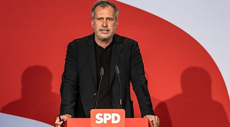 Der Oberbürgermeister von Cottbus, Tobias Schick (SPD), reagiert auf Ermittlungen der Staatsanwaltschaft gegen ihn. (Archivbild) / Foto: Frank Hammerschmidt/dpa