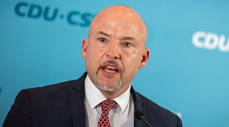 CSU-Landesgruppenchef Alexander Hoffmann erhebt schwere Vorwürfe gegen die Menschenrechtsorganisation Pro Asyl. (Archivbild) / Foto: Michael Kappeler/dpa