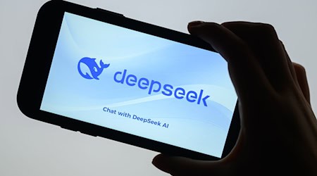 Die KI-App von DeepSeek soll wegen Verstößen gegen europäisches Recht aus den App-Stores von Apple und Google fliegen. (Archivbild) / Foto: Patrick Pleul/dpa