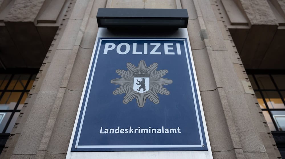 Wegen eines möglichen politischen Hintergrunds ermittelt nun der Staatsschutz des Berliner Landeskriminalamtes. (Archivbild) / Foto: Monika Skolimowska/dpa