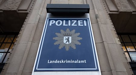 Wegen eines möglichen politischen Hintergrunds ermittelt nun der Staatsschutz des Berliner Landeskriminalamtes. (Archivbild) / Foto: Monika Skolimowska/dpa