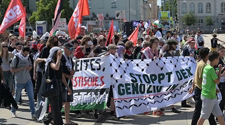 Etwa 300 Menschen zogen durch Potsdam. / Foto: Michael Bahlo/dpa