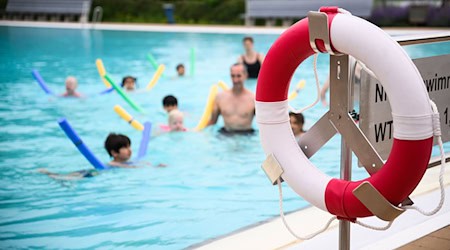 Mehr Berliner Grundschüler als früher haben ein Schwimmabzeichen. (Symbolbild) / Foto: Julian Stratenschulte/dpa