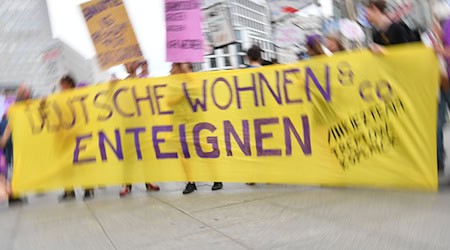 CDU und SPD wollen den Entwurf für ein Vergesellschaftungsrahmengesetz vorlegen. Eine Bürgerinitiative, die gegen hohe Mieten angeht, hält davon gar nichts. (Archivbild)  / Foto: Paul Zinken/dpa