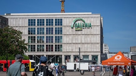 Jonas Fansa sieht im Galeria-Kaufhaus einen möglichen Bibliotheks-Standort.  / Foto: Monika Skolimowska/dpa