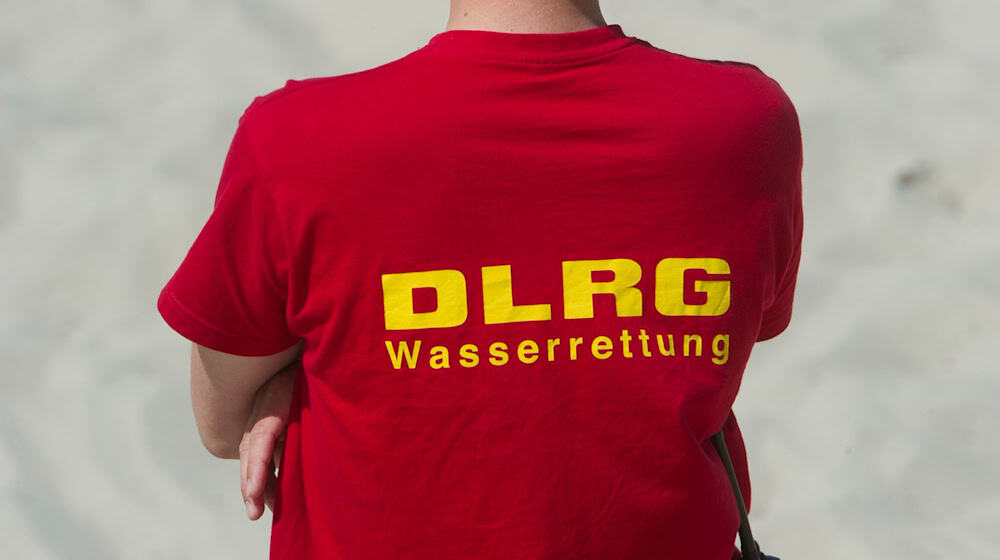 Ein Rettungsschwimmer der DRLG rettete am Samstagnachmittag zwei Menschen vor dem Ertrinken. (Symbolfoto)  / Foto: picture alliance / ZB